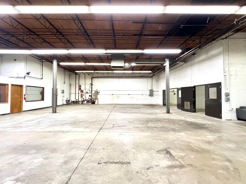 More Photos Of 2039 Foster Ave, Wheeling Warehouse For Lease