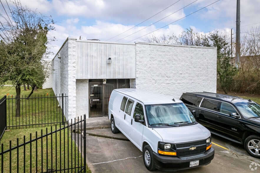 More Photos Of 8403 Almeda. Rd, Houston Unknown For Lease