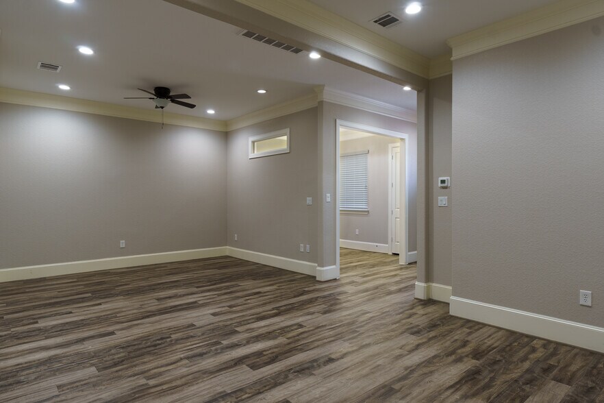 More Photos Of 12243 Queenston Blvd, Houston Medical For Sale