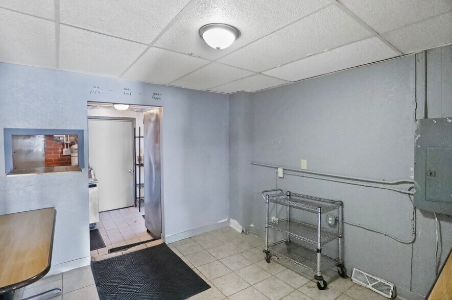 More Photos Of 1850 Easton Blvd, Des Moines Storefront Retail Residential For Sale