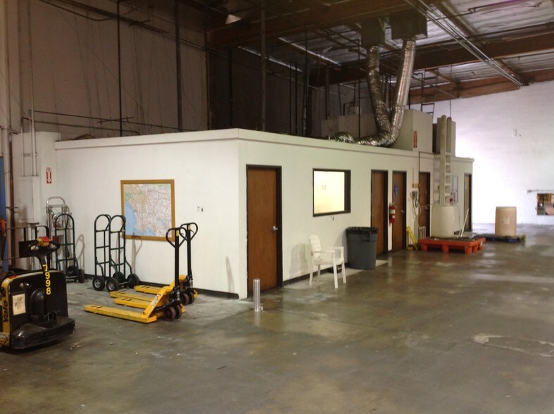 More Photos Of 1625 Perrino Pl, Los Angeles Warehouse For Lease