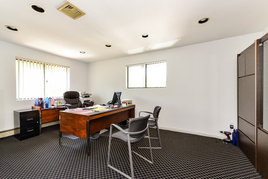 More Photos Of 870 W Jericho Tpke, Huntington Office For Sale