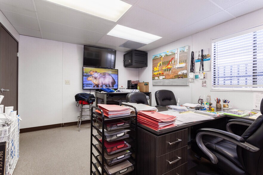 More Photos Of 669 Arroyo St, San Fernando Manufacturing For Sale