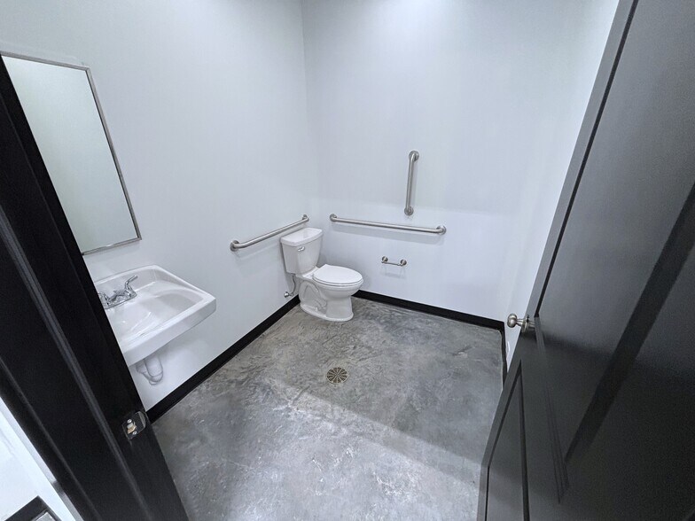 More Photos Of 10 Regency Oaks Blvd, Rochester Warehouse For Lease