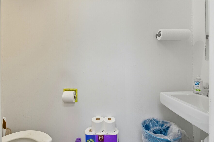 More Photos Of 825 North University Avenue, Little Rock Freestanding For Sale