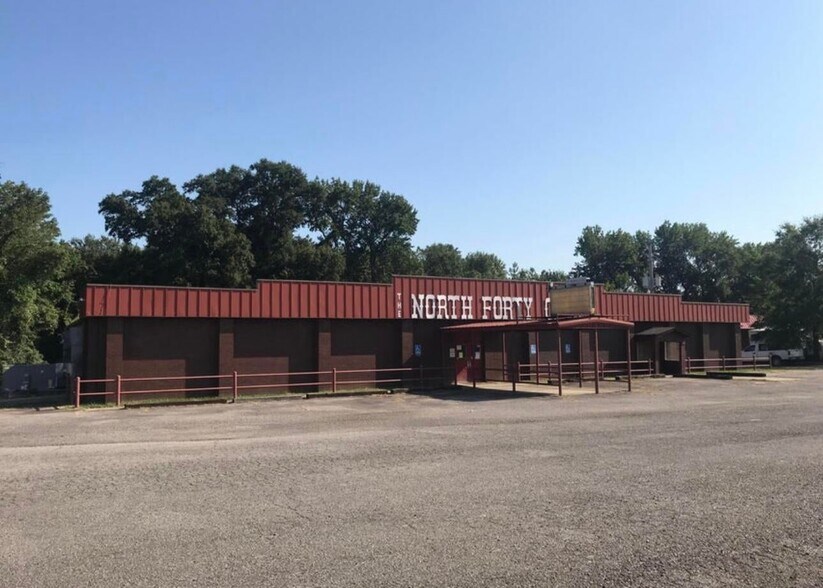 More Photos Of 2807 N Arkanasas Ave, Russellville General Retail For Sale