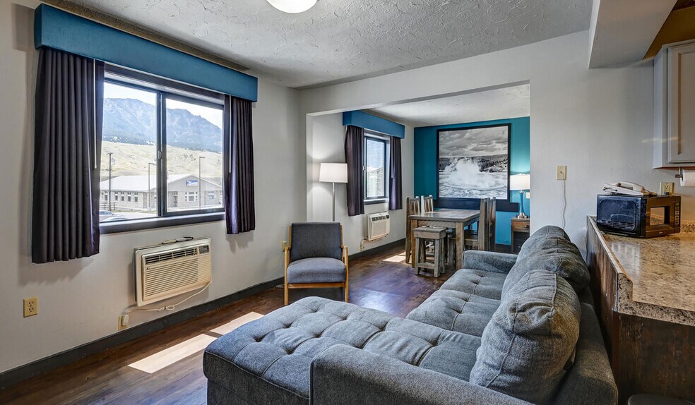 More Photos Of 702 Scott St, Gardiner Hotel For Sale