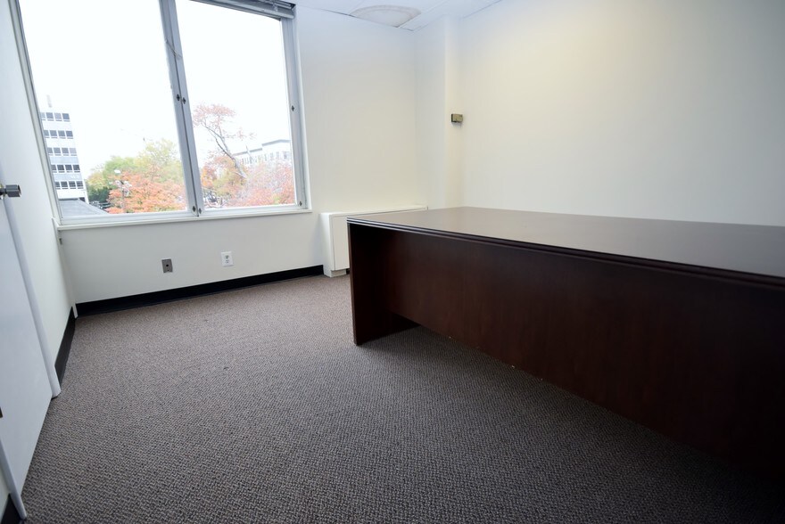 More Photos Of 701 W Broad St, Falls Church Office For Lease