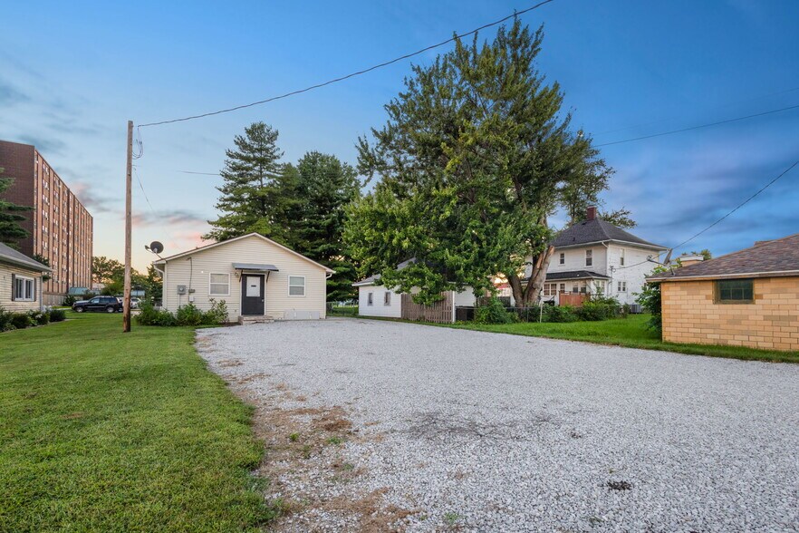 More Photos Of 116 S Franklin St, Brazil General Retail For Sale