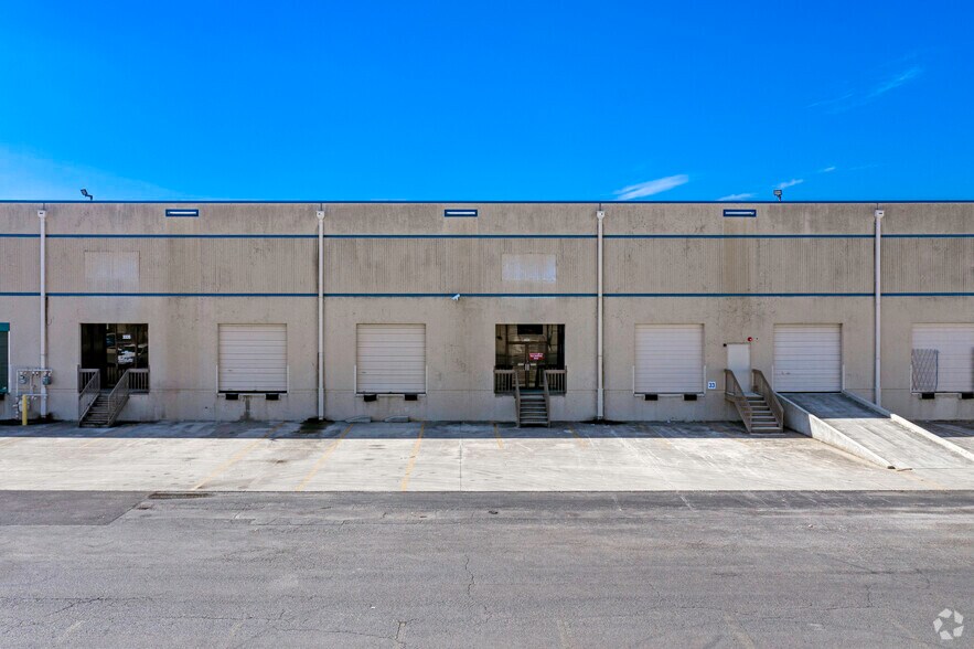 More Photos Of 3331-3347 N Panam Expy, San Antonio Distribution For Lease