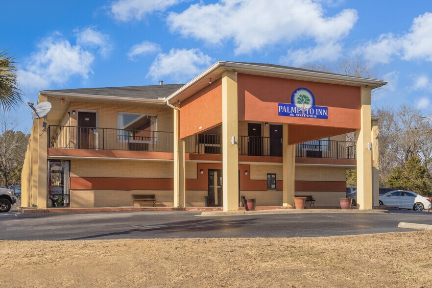 Primary Photo Of 820 Market St, Cheraw Hotel For Sale