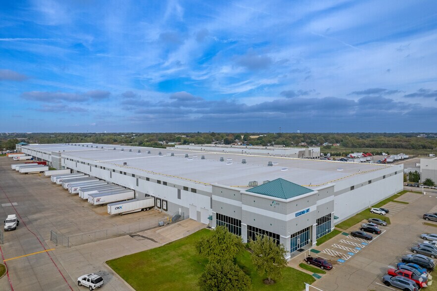 More Photos Of 410 W Trinity Blvd, Grand Prairie Warehouse For Lease