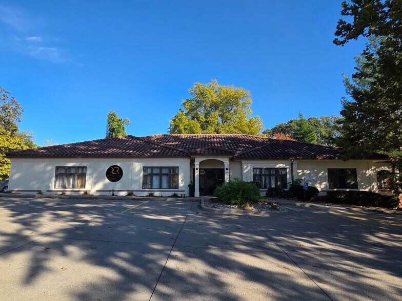 More Photos Of 1011 E Saint Maartens Dr, Saint Joseph Medical For Lease