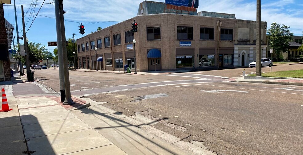 More Photos Of 305 W Market St, Greenwood Office Residential For Sale