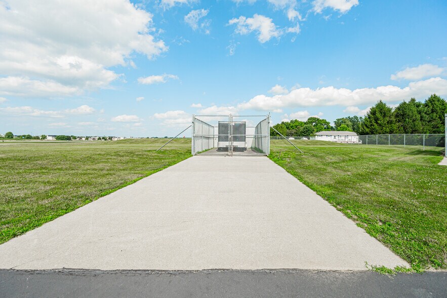 More Photos Of 300 Heath Rd, Heath Airplane Hangar For Sale