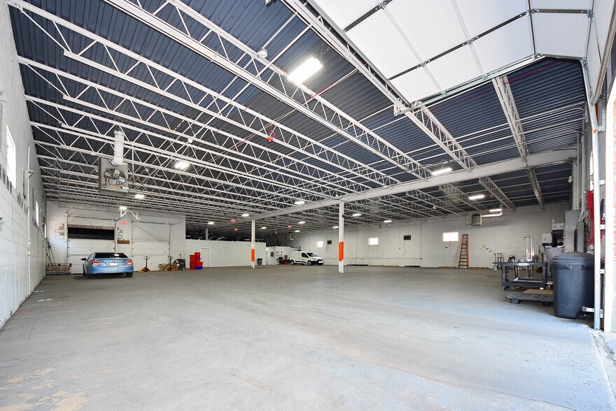 More Photos Of 1340 Louis Ave, Elk Grove Village Warehouse For Lease