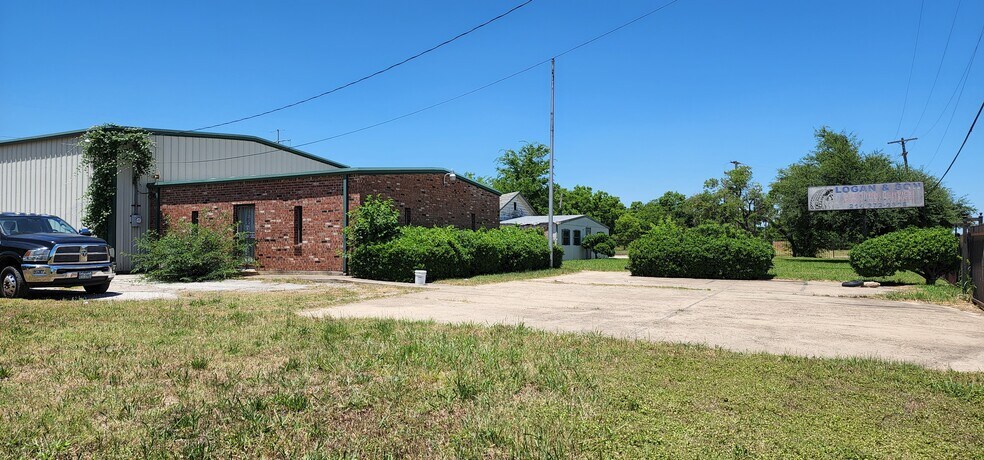 More Photos Of 7305 Julius Schepps Fwy, Dallas Warehouse For Lease