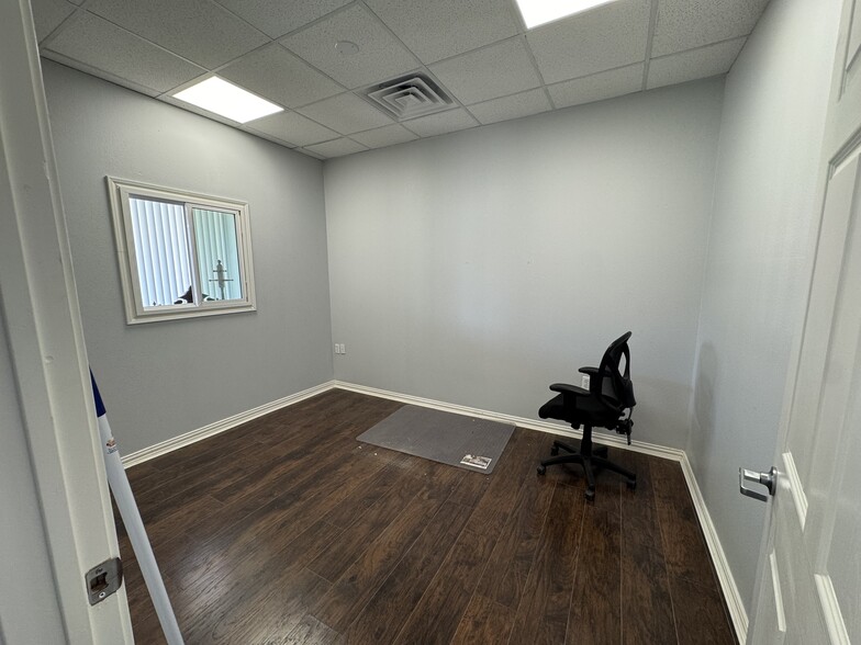 More Photos Of 115 Main st, Italy Office For Sale
