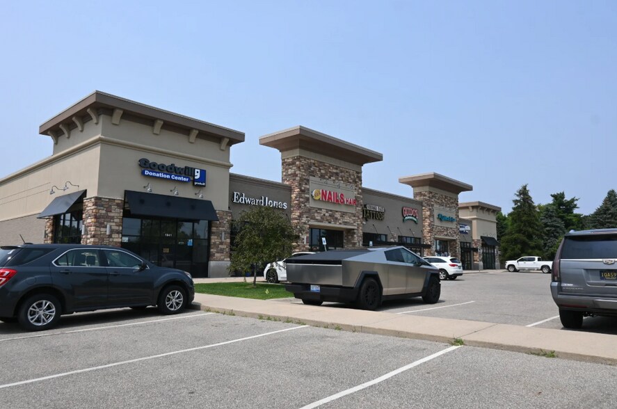 More Photos Of 1015 N Irish Rd, Davison Restaurant For Sale