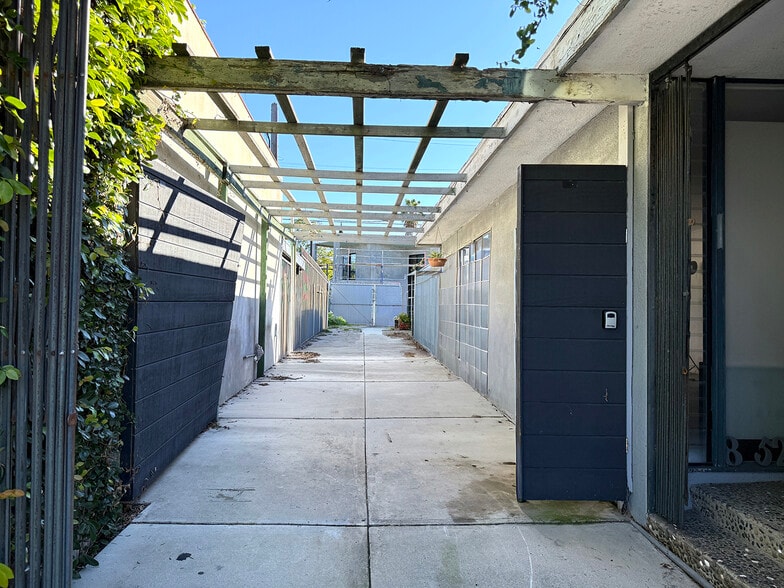More Photos Of 5822 Venice Blvd, Los Angeles Light Manufacturing For Sale