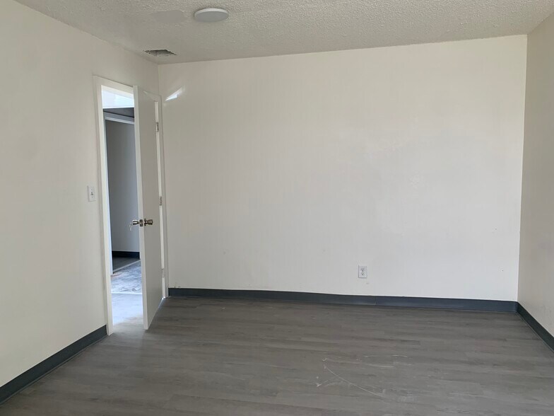 More Photos Of 20371 Prairie St, Chatsworth Manufacturing For Lease