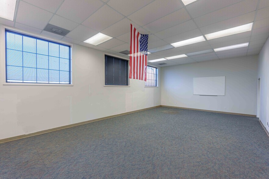 More Photos Of 415 Franklin D Roosevelt Dr, Muscle Shoals Office For Lease