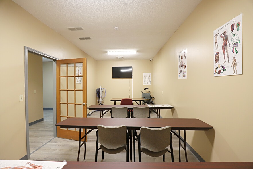 More Photos Of 2255 S Linden Rd, Flint Office For Sale
