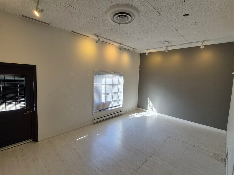 More Photos Of 286 Christina St N, Sarnia General Retail For Lease