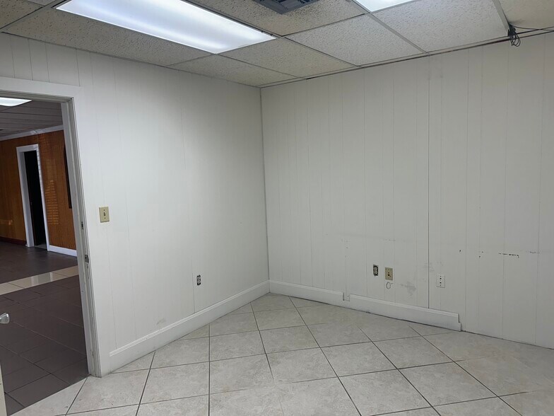 More Photos Of 1675 W 31st Pl, Hialeah Manufacturing For Lease