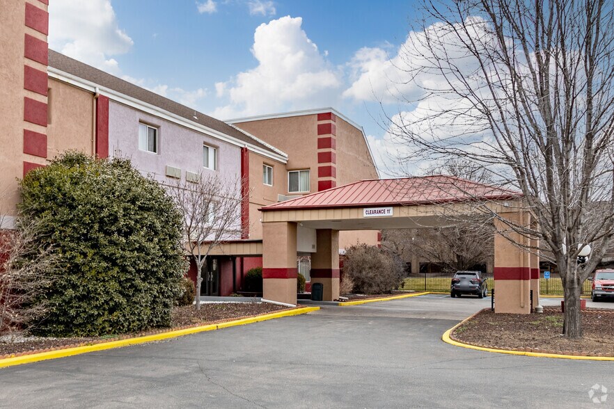 More Photos Of 658 S Westdale Dr, Wichita Hotel For Sale