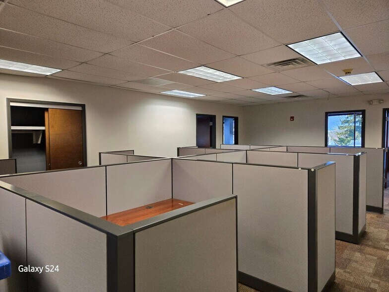 More Photos Of 9 Cornell Rd, Latham Office For Lease
