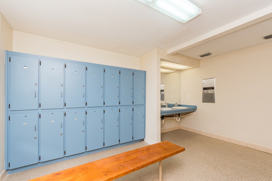 More Photos Of 300 S Saturn Ave, Clearwater Flex For Sale