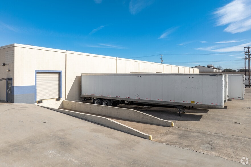 More Photos Of 910 10th St, Plano Warehouse For Lease