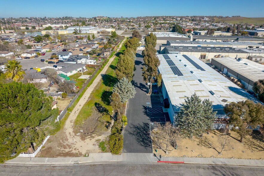 More Photos Of 1625 Commerce Way, Paso Robles Manufacturing For Lease