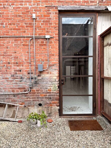 More Photos Of 209 San Juan Ave, Venice Flex For Lease
