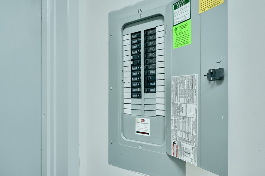 More Photos Of 11 Center Pl, Dundalk Office For Sale