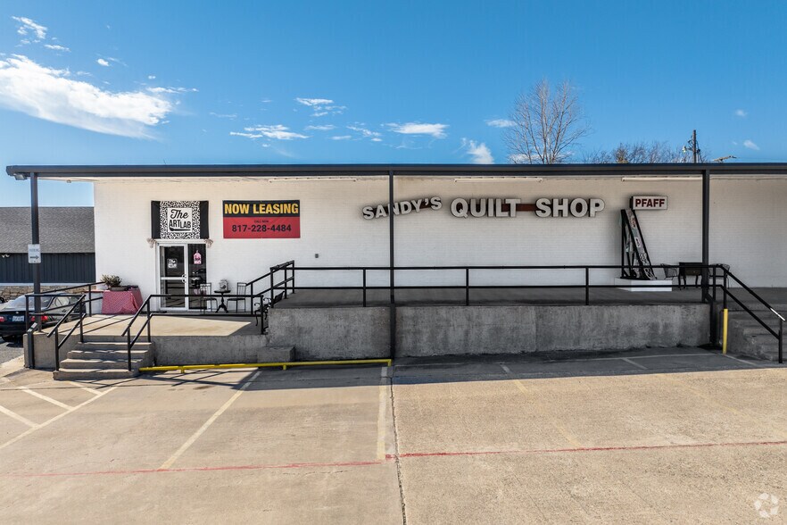 More Photos Of 613 N Broadway St, Joshua Department Store For Lease