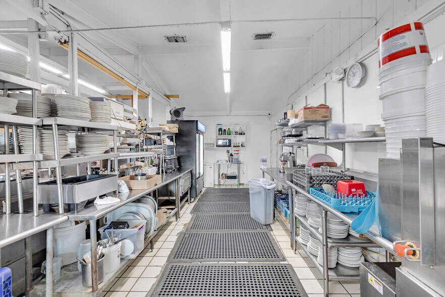 More Photos Of 700 Ocean Dr, Key Colony Beach Restaurant For Sale