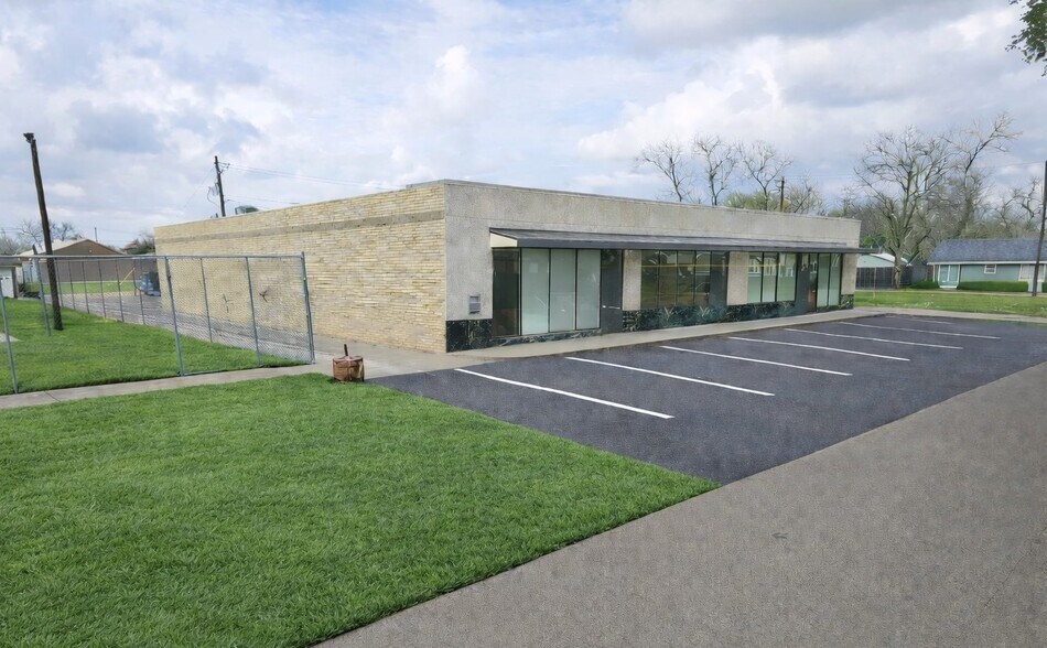 More Photos Of 221 N Houston St, Wharton Office For Sale