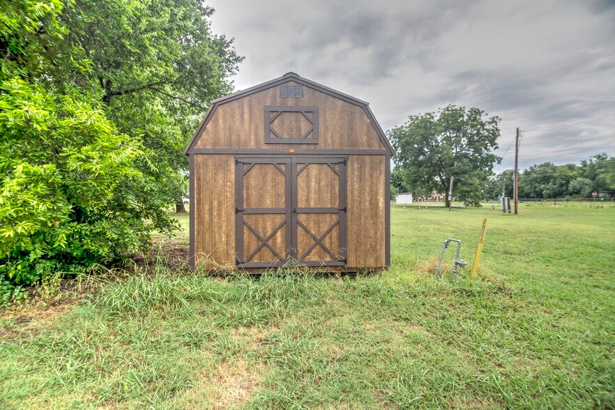 More Photos Of 604 S Rodeo Dr, Comanche Storefront Retail Office For Sale