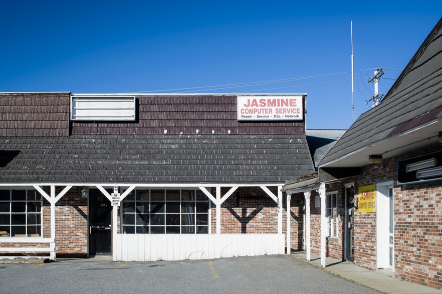 More Photos Of 326 S Broadway, Salem General Retail For Sale