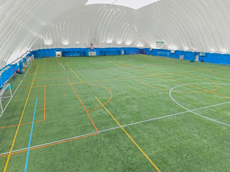 More Photos Of 901 Cannon Rd S, Dundas Sports And Entertainment For Sale