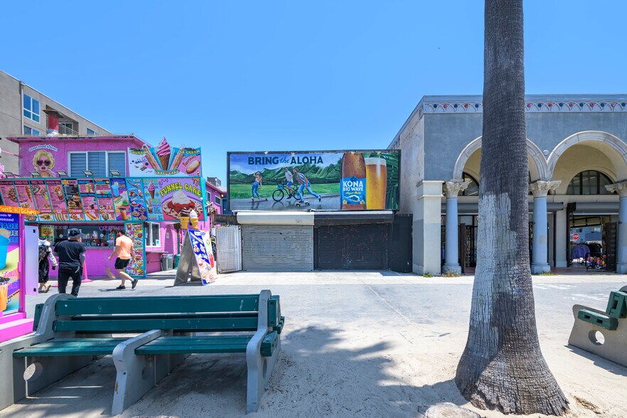 More Photos Of 2013 Ocean Front Walk, Venice Storefront For Lease