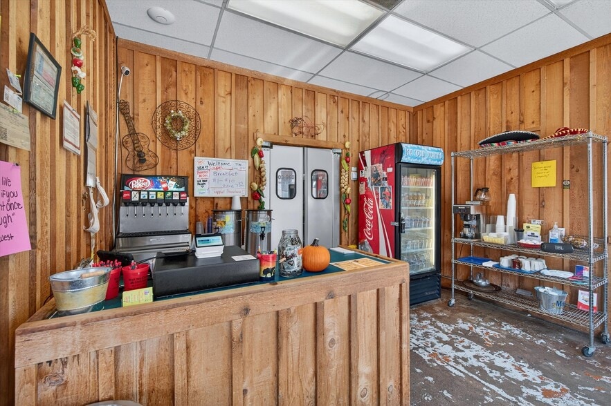 More Photos Of 129 E Wall St, Sherman Showroom For Sale