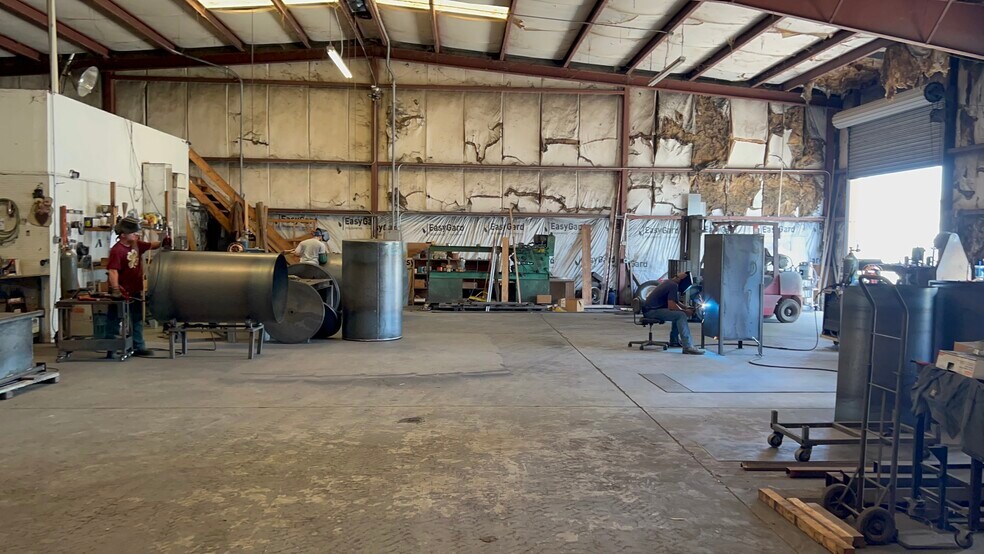 More Photos Of 250 Southridge Industrial Dr, Tavares Warehouse For Lease