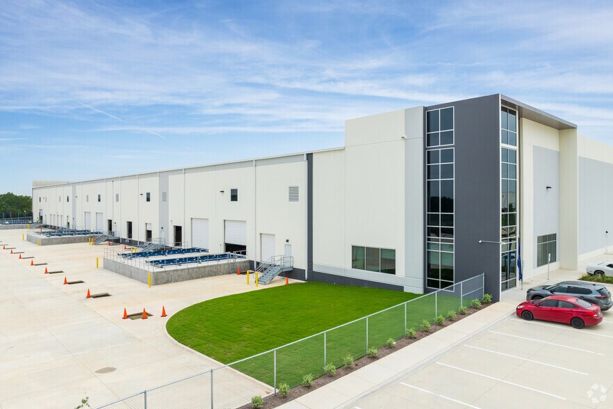 Primary Photo Of 4813 N Interstate 35, Georgetown Distribution For Sale