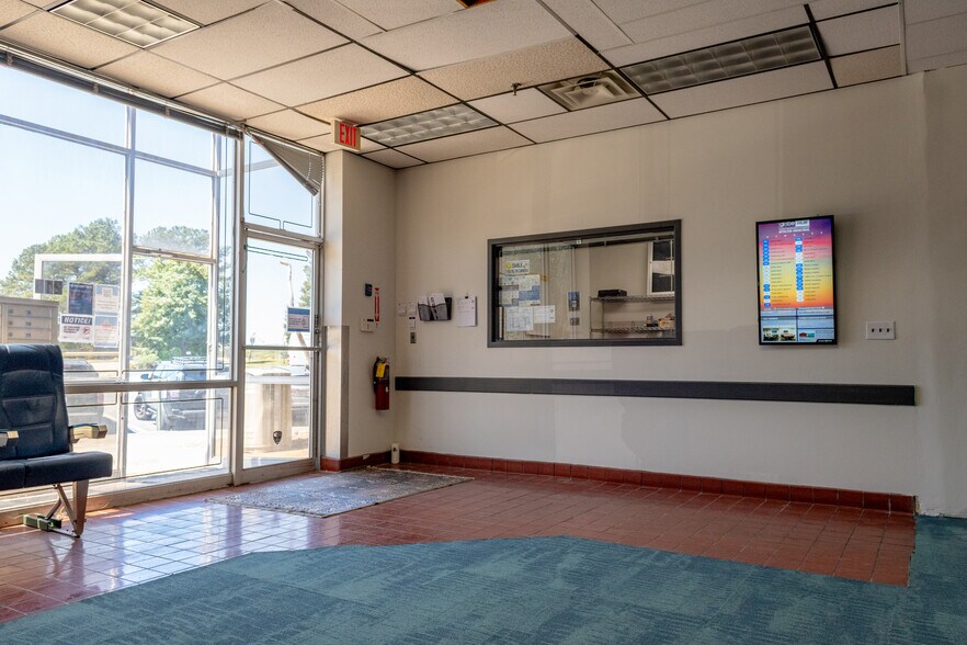 More Photos Of 215 Marvin Miller Dr SW, Atlanta Light Distribution For Lease
