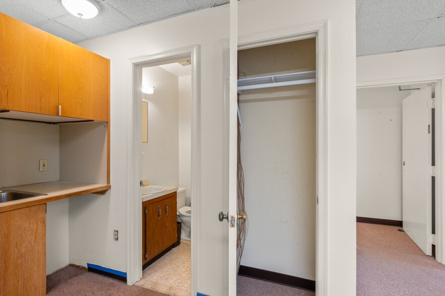 More Photos Of 7003 Kilworth Ln, Springfield Office For Sale