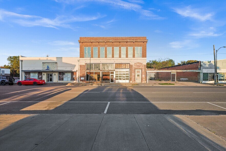 More Photos Of 125 S Waco St, Hillsboro Office For Sale