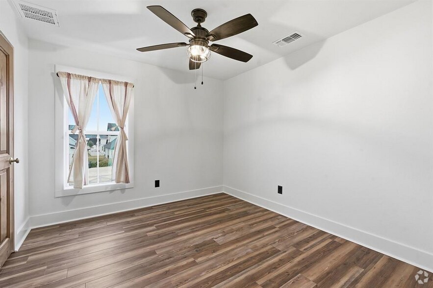 More Photos Of 1006 Frost Ave, Driftwood Loft Creative Space For Sale